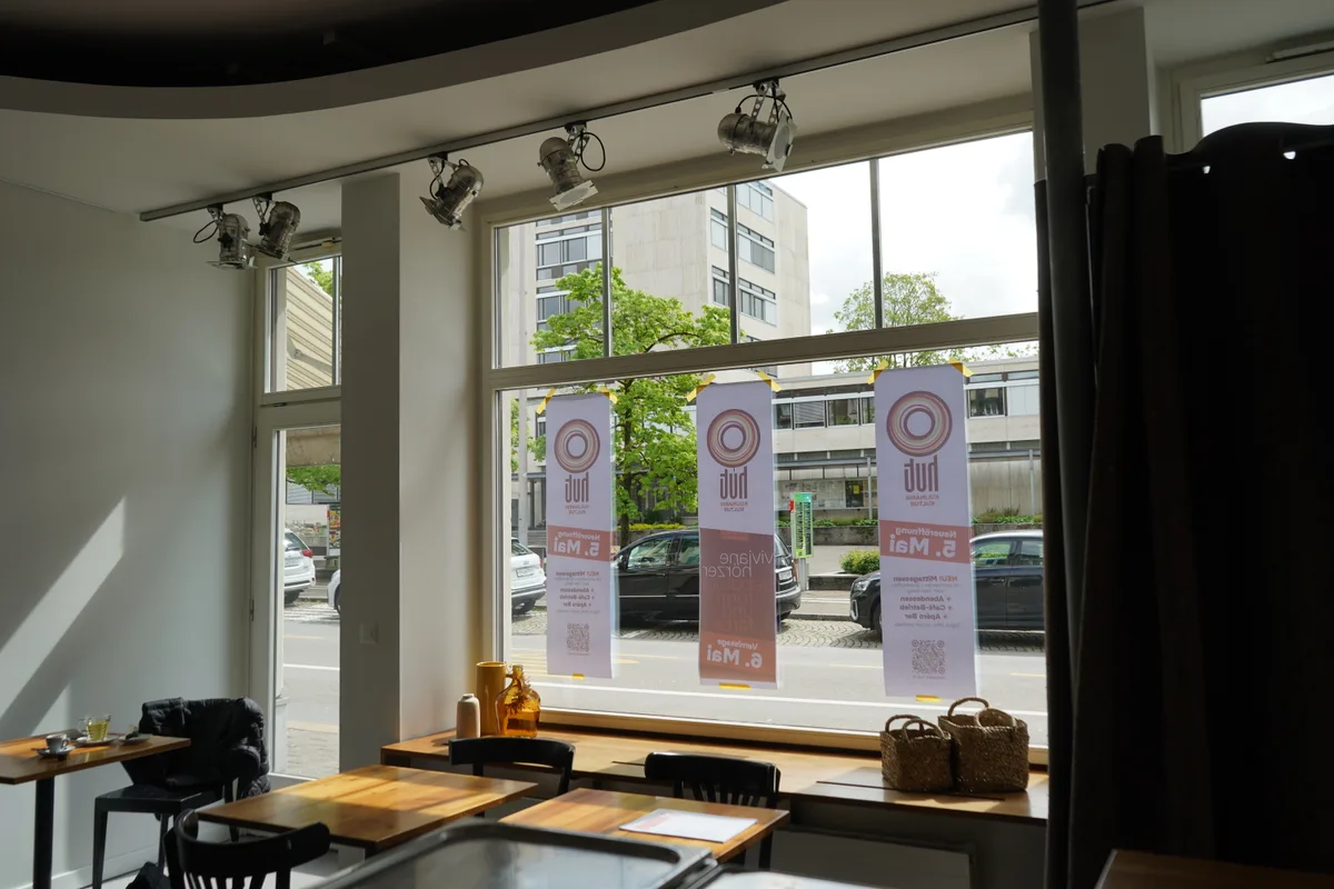 Fensterfront des Restaurants, dahinter sieht man das Ustermer Stadthaus.